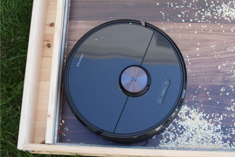 Der Roborock S6 saugt auf einem Hartboden entlang einer Kante